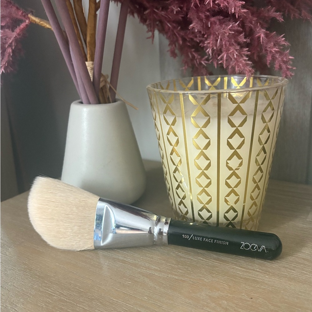 ZOEVA Luxe Face Finish Brush with silver Patterned Candle Holder